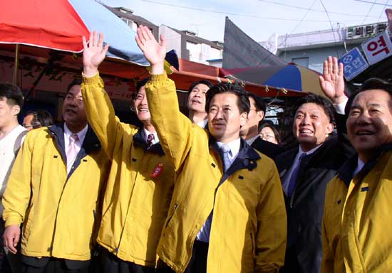 부천역곡남부시장에 도착해 건물 3층에서 환호하는 시민들에게 답하는 정 의장 일행 